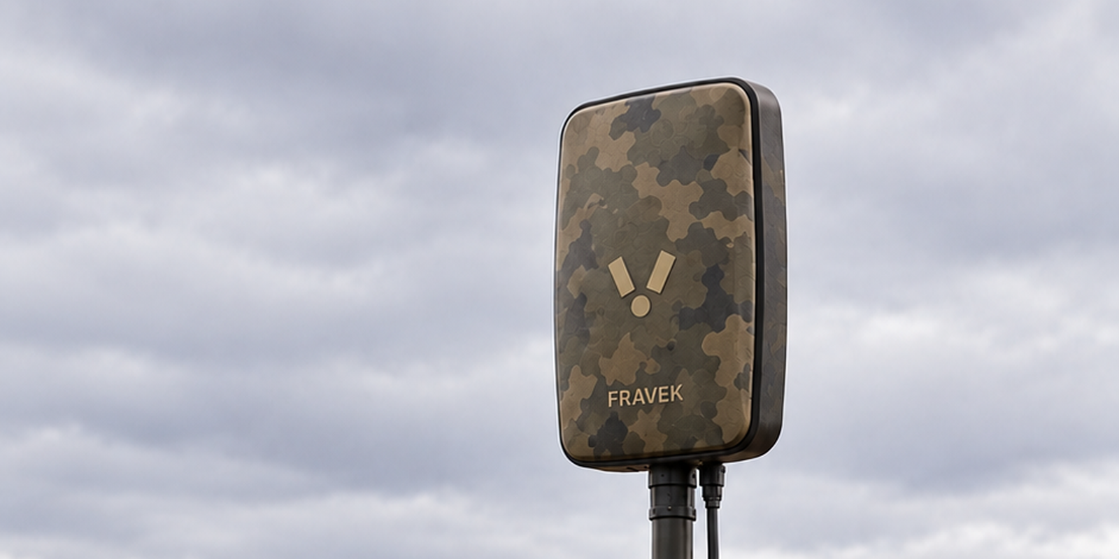 Kamouflerad passiv sensornod på stativ i en avskörd åker